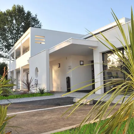 Eden Park Est, Avec Piscine 3*