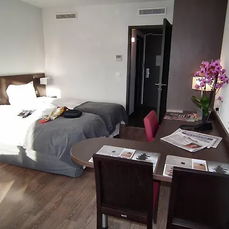 Otel Eden Park Est, Avec Piscine