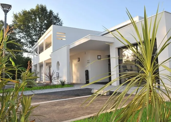 Eden Park Est, Avec Piscine Hotel